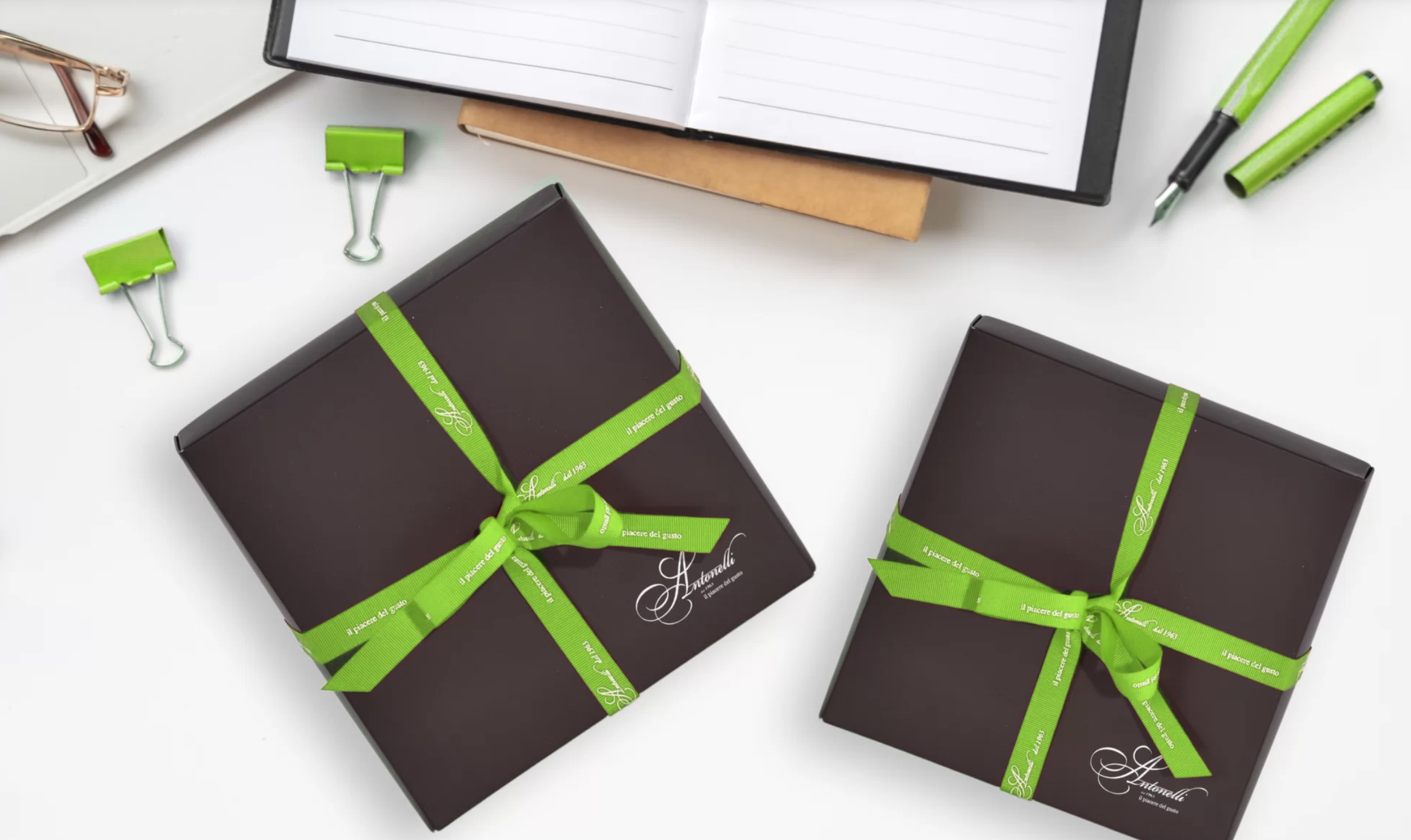 Progettazione di cesti aziendali natalizi personalizzati con logo e packaging coordinato