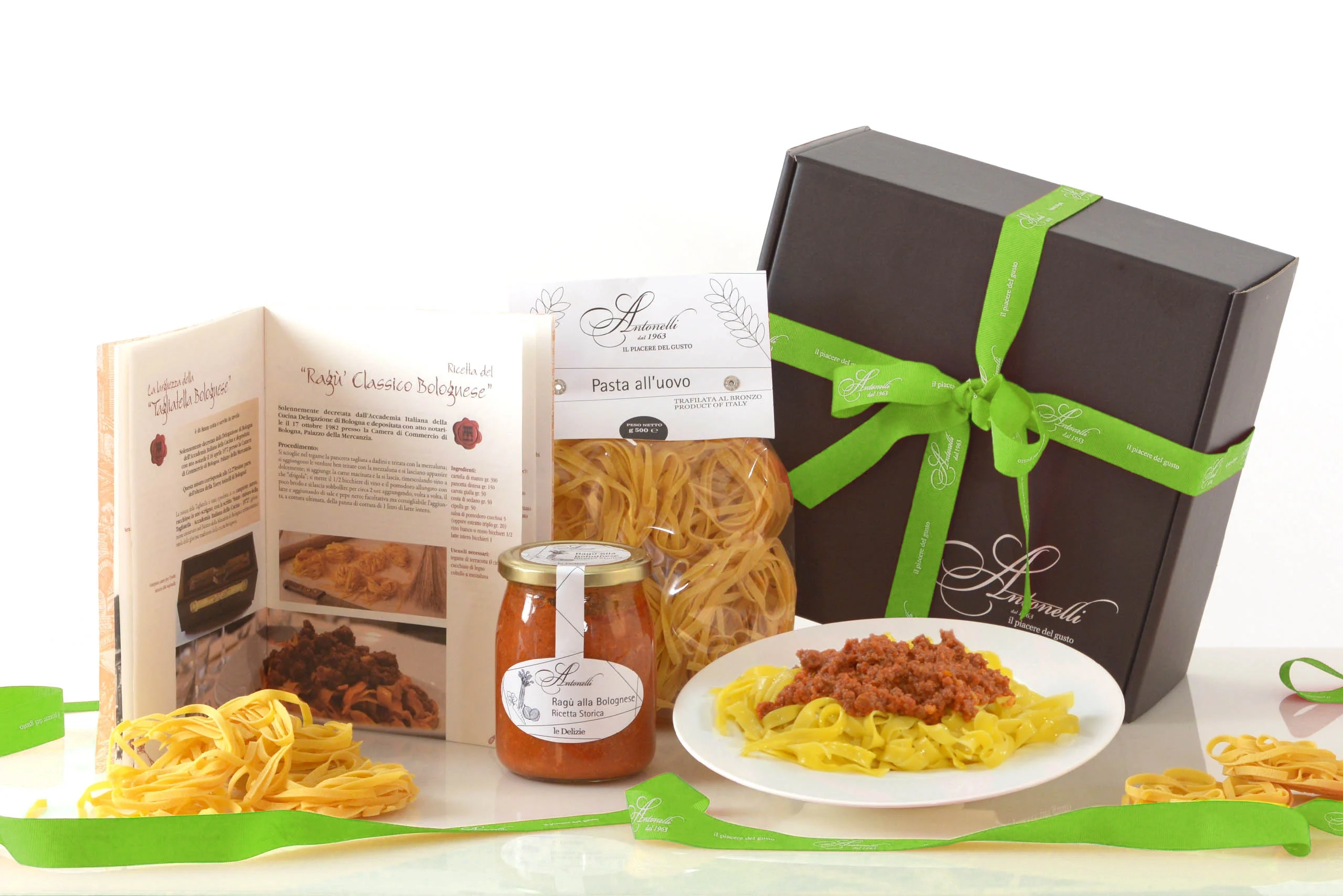 Cesto aziendale natalizio premium con panettone artigianale e spumante per clienti