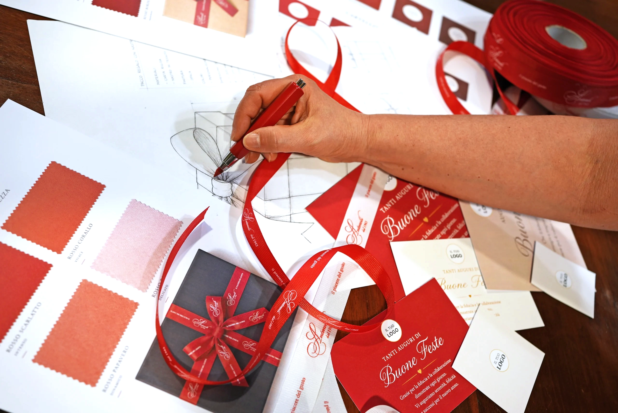 Cesti aziendali natalizi 2 Progettazione di cesti aziendali natalizi personalizzati con logo e packaging coordinato