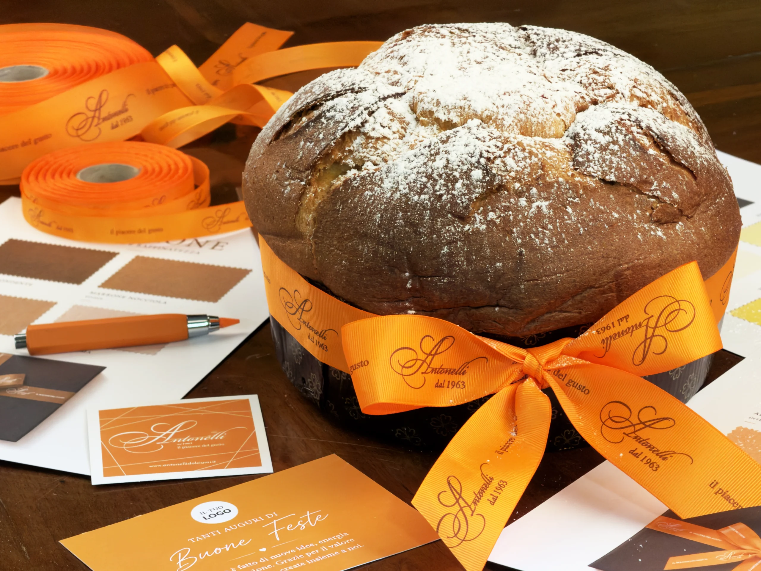 Quando ordinare i regali aziendali di Natale: gift box gourmet con panettone artigianale e Ferrari Perlé